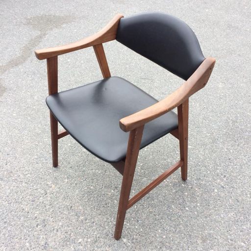 Retro designer stol på salg i en gjenbruksbutikk