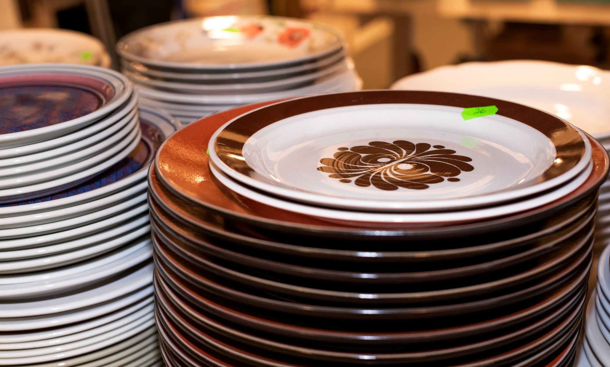 Diverse tallerken som selges i gjenbruksbutikken