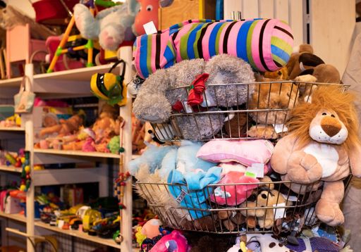 Diverse leker og kosedyr som ligger for salg i gjenbruksbutikken