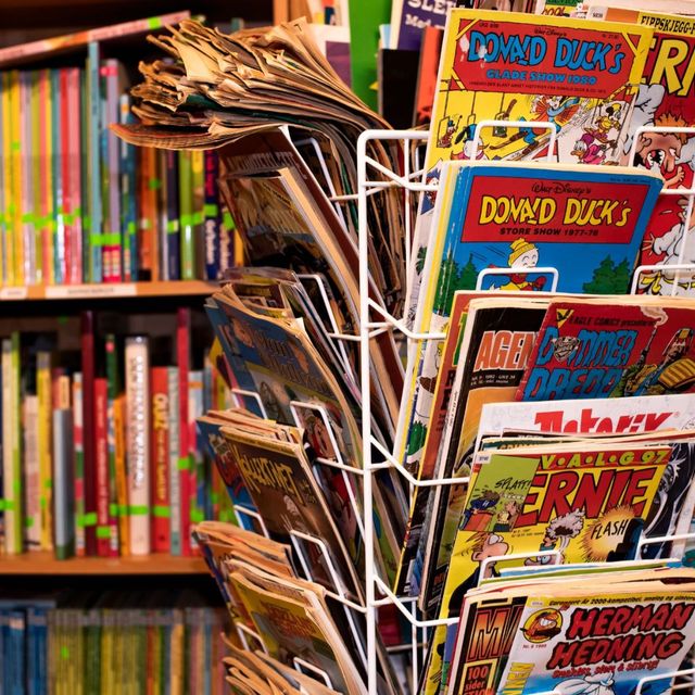Tegneserier og bøker som selges i gjenbruksbutikken