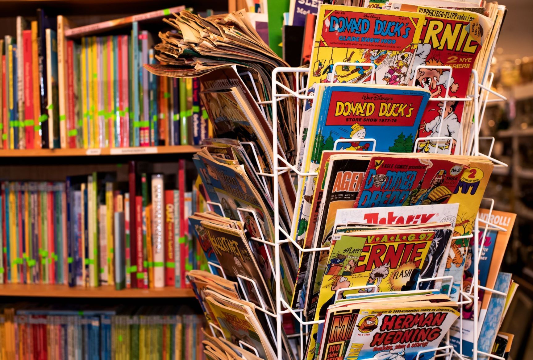 Tegneserier og bøker som selges i gjenbruksbutikken