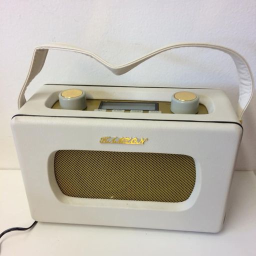 Retro radio på salg i en gjenbruksbutikk